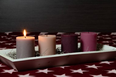 Gelişin ilk Pazar günü için sade Noel süslemesi
