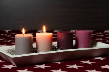 Gelişin 2. Pazar günü için sade Noel süslemesi