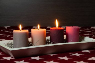 Gelişin 3. pazar günü için sade Noel süslemesi.