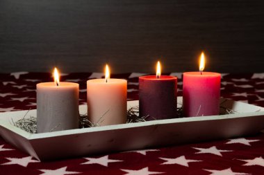 Gelişin dördüncü Pazar günü için sade Noel süslemesi.