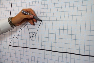 Ofis, iş yeri, insanlar ve eğitim konsepti. Çizelgeye yazı yazmak ya da çizim yapmak gibi. İş stratejileri ve pazarlama kavramlarının geliştirilmesi