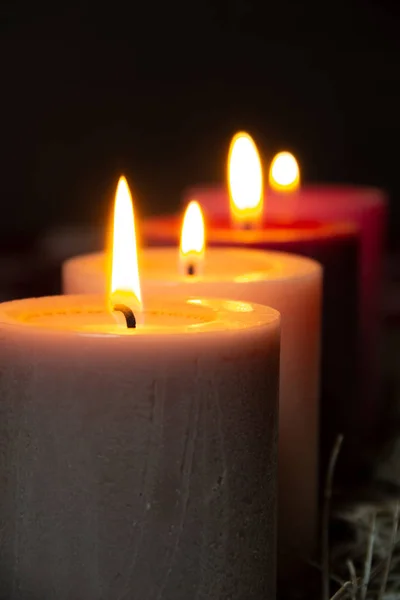 圣诞装饰要朴素 一排排点缀着女修道院的蜡烛 为庆祝4月4日的到来 这四支蜡烛都被点亮了 — 图库照片