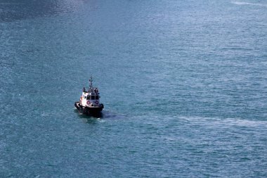 Okyanusta küçük bir tekne. Mavi deniz ve küçük dalgalar. Metin için alanı kopyala