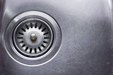 Üst manzara krom mutfak lavabosunu kapatın. Modern krom mutfak iç mimarisi