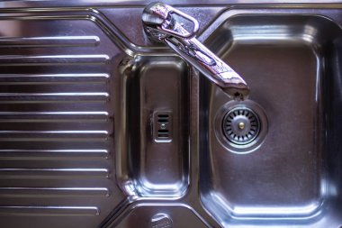 Top view Kitchen Lavabo Konsepti. Temiz Krom, metin için fotokopi alanı olan modern bir mutfakta lavaboya gider.