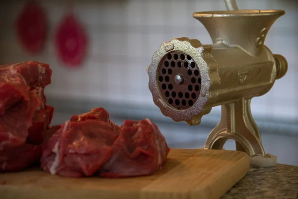 Oude Handmatige Vleesmolen Een Moderne Schone Keuken Rauw Gehakt Gemalen — Stockfoto