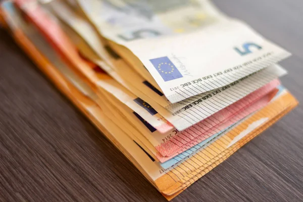 Una Pila Muchos Billetes Euros Una Oficina Concepto Para Negocios — Foto de Stock