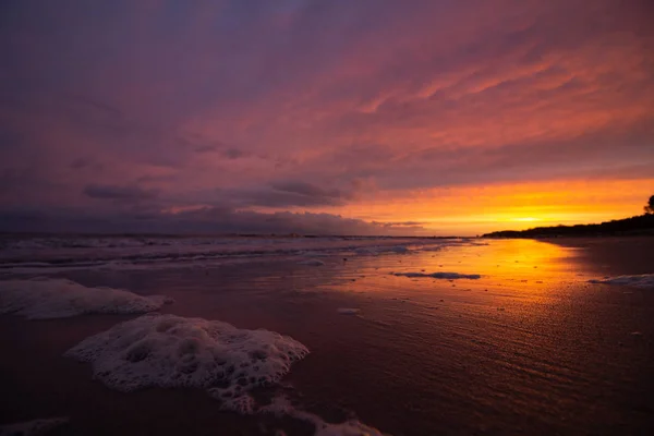 Céu Muito Colorido Enquanto Nascer Sol Mar Báltico Tons Amarelo — Fotografia de Stock