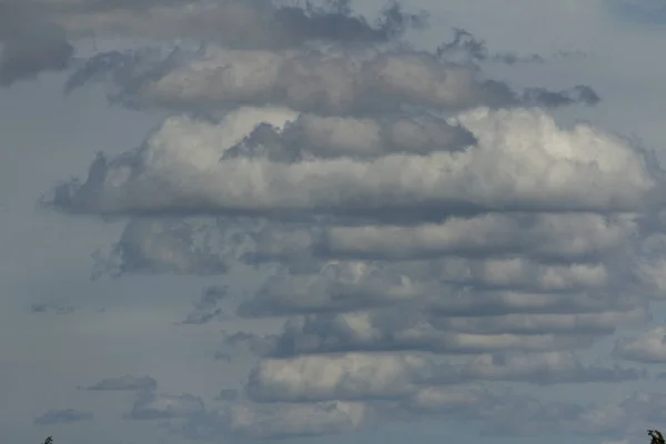 Langit Mendung Gelap Pada Hari Musim Panas — Stok Foto