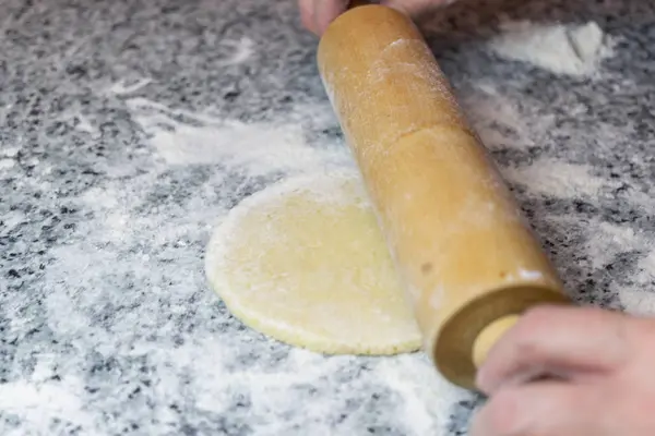 Frauenhände Kneten Pizzateig Mit Nudelholz Weihnachtsplätzchenteig Oder Italienischer Pizzateig — Stockfoto