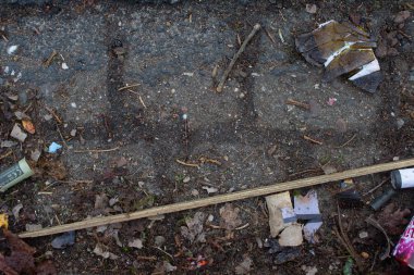 Yeni yılda ana yolun kenarında havai fişek atığı.