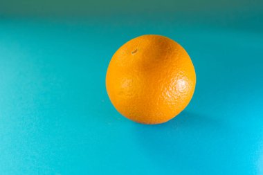 Taze Clementine mavi arka planda. Sağlıklı Yeme kavramı
