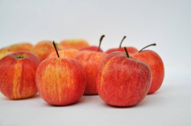 kırmızı elmalar beyaz arkaplanda izole edilmiş