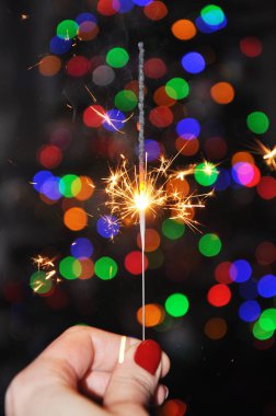 Renkli bokeh arkaplanda havai fişek gösterisi