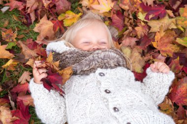 küçük kız parkta sonbahar keyfi