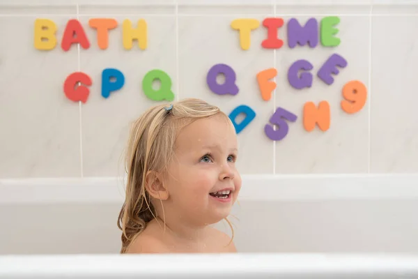 Happy little girl having a bath — Stock Photo, Image