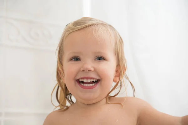 素敵な歯で笑っている女の子 — ストック写真