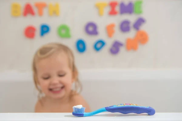 Děti zubní kartáček a baby girl se koupe — Stock fotografie