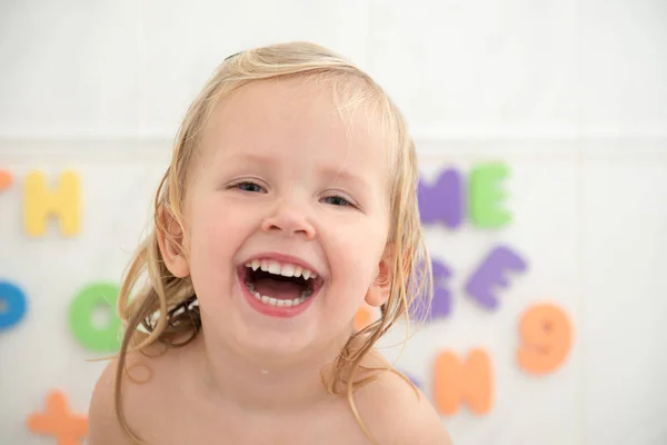 Smějící se dívka s pěkné zuby — Stock fotografie