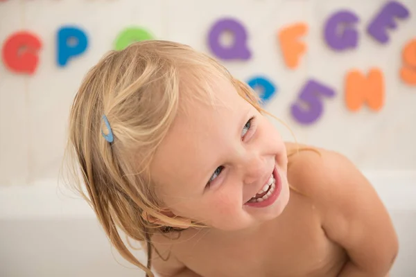 Tvář usměvavá holčička v koupelně — Stock fotografie