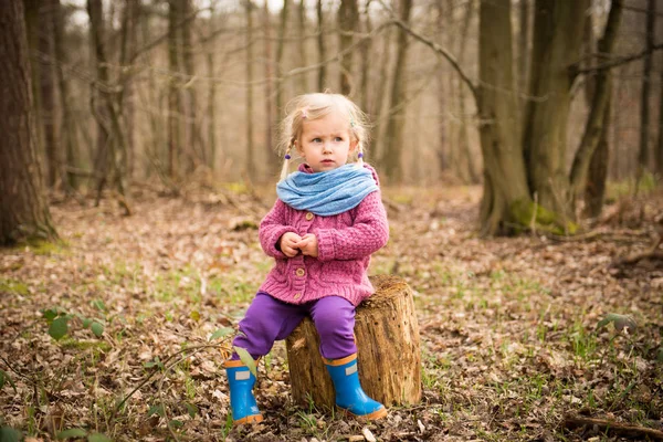 Grija fată în pădure — Fotografie, imagine de stoc
