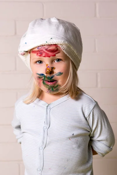 Niña con cara inocente — Foto de Stock