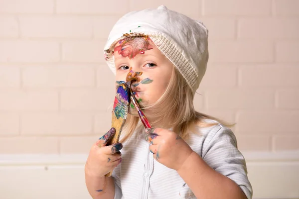 Renkli yüzü ile küçük kız — Stok fotoğraf