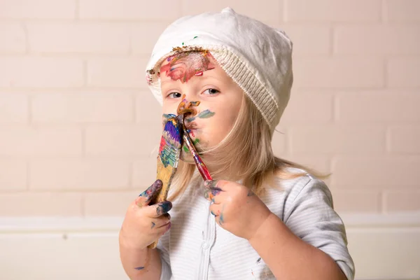 Menina com rosto colorido — Fotografia de Stock