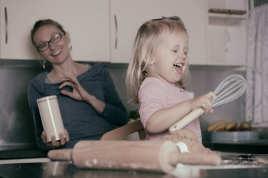 Yürümeye başlayan çocuk ile pişirme