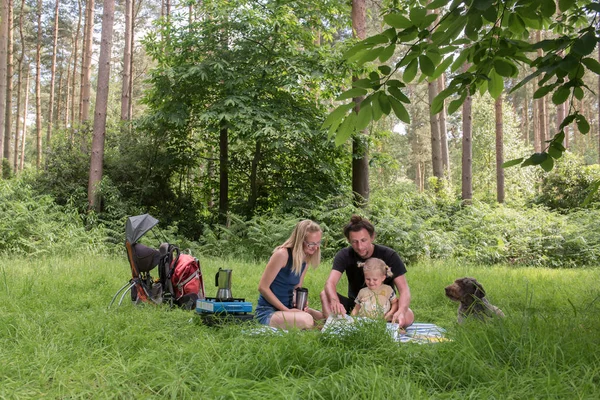 Backpackers family dining in nature — Stock Photo, Image