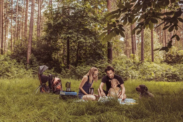 Backpacker Familie Essen in der Natur — Stockfoto