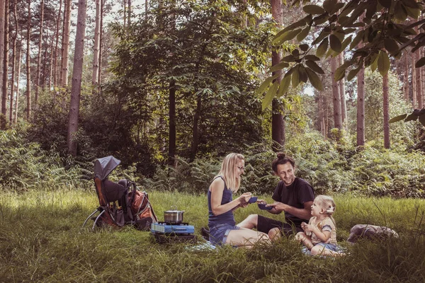 Mochileiros família jantar na natureza — Fotografia de Stock