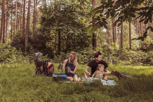 Mochileiros família jantar na natureza — Fotografia de Stock