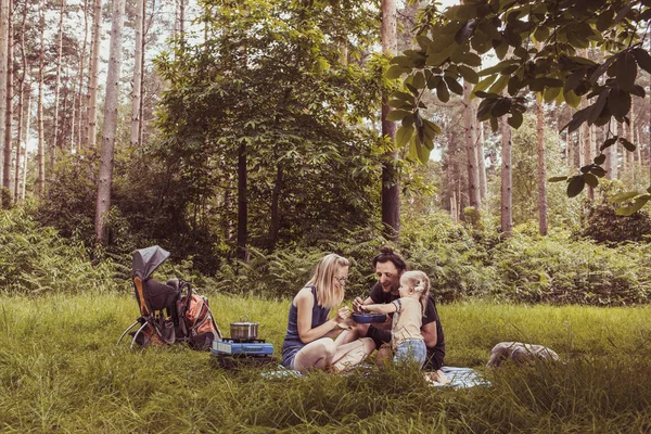 Backpacker Familie Essen in der Natur — Stockfoto