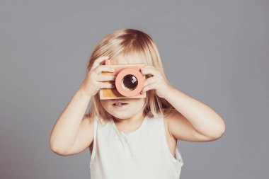 Kameraya bakarak genç fotoğrafçı