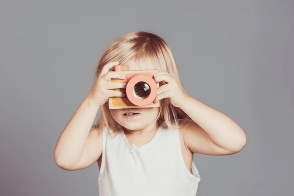 Kameraya bakarak genç fotoğrafçı