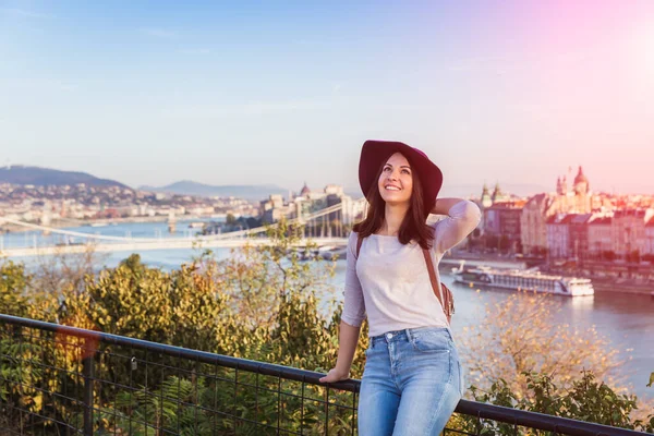 Щаслива молода жінка, яка подорожує до Будапешта (Угорщина) з точки зору Ґеллерт - Хілл на світанку осінньої зорі.. — стокове фото