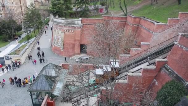 BUDAPEST, 15 МАРТА 2019 View to Old Cable Funicular, Budavari Siklo in Budapest Castle Hill, Hungary — стоковое видео