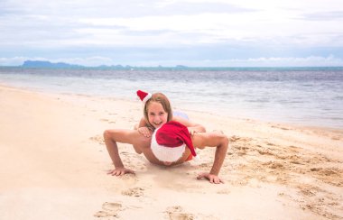 Genç ve dost canlısı aile babası ve kızı Noel 'de plajda mutlular.