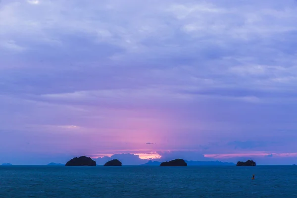 Морской закат с розовыми цветами и облаками — стоковое фото