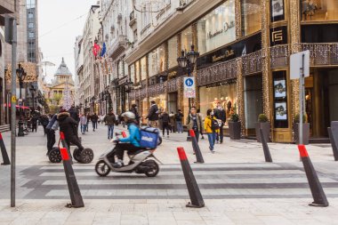 Budapeşte, Macaristan - 08 Kasım 2019: Budapeşte 'de Noel süsleri olan Moda Caddesi