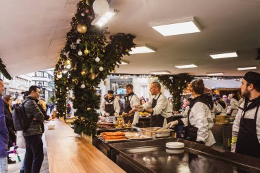 Budapeşte, Macaristan - 08 Kasım 2019: Vorosmarty Meydanı 'ndaki güzel Noel Pazarı' nın tadını çıkaran turistler ve yerel halk.