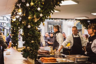 Budapeşte, Macaristan - 08 Kasım 2019: Vorosmarty Meydanı 'ndaki güzel Noel Pazarı' nın tadını çıkaran turistler ve yerel halk.