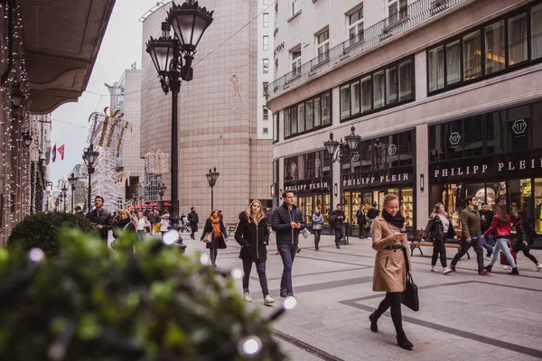 BUDAPEST, HUNGRÍA - 08 DE NOVIEMBRE DE 2019: La calle de la moda con decoraciones navideñas en Budapest — Foto de Stock