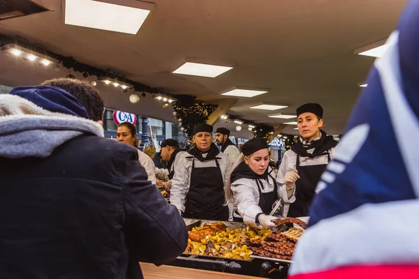 BUDAPEST, HUNGARY - NOVEMBER 08, 2019: Tourists and local people enjoying the beautiful Christmas Market at Vorosmarty square. — Stock Photo, Image