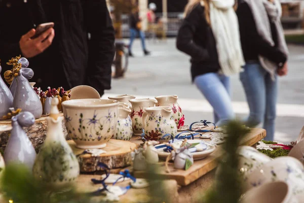 BUDAPEST, HONGARIJE - NOVEMBER 08, 2019: Kiosk met keramische producten gemaakt in Hongarije in de prachtige kerstmarkt op Vorosmarty plein — Stockfoto