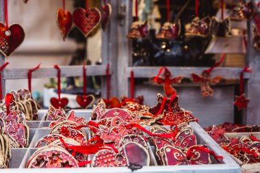 Budapeşte'deki St. Stephens Bazilikası'nın önündeki St. Stephens Meydanı'ndaki güzel Noel Pazarı'nda Macaristan'da yapılan Noel süsleriyle kiosk