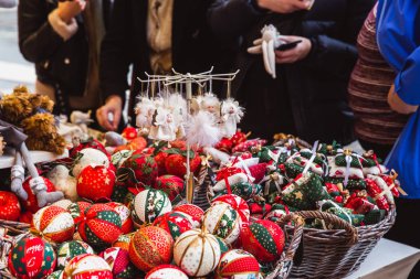 Budapeşte'deki St. Stephens Bazilikası'nın önündeki St. Stephens Meydanı'ndaki güzel Noel Pazarı'nda Macaristan'da yapılan Noel süsleriyle kiosk
