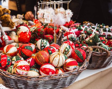 Budapeşte'deki St. Stephens Bazilikası'nın önündeki St. Stephens Meydanı'ndaki güzel Noel Pazarı'nda Macaristan'da yapılan Noel süsleriyle kiosk