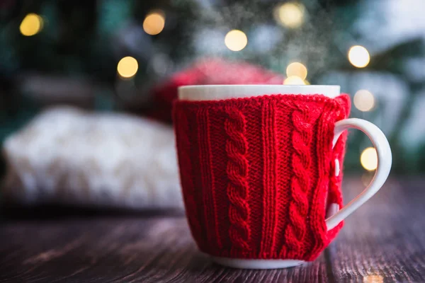 Taza roja de café o té de Navidad con vapor, galletas caseras de jengibre en una mesa de madera, dulces en el fondo — Foto de Stock